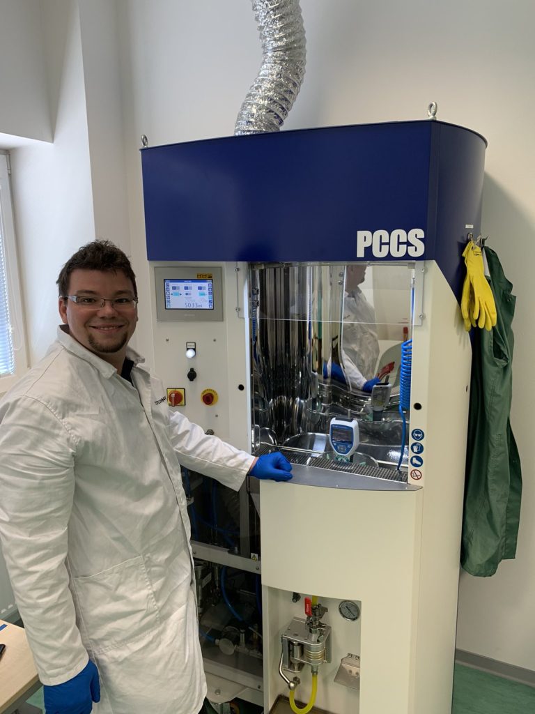 Servisný technik pri kabinete čistoty Pall