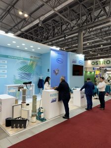 Visitors and Filter Technik representatives at the exhibition stand