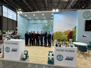 Skupina ľudí pri stánku Filter Technik na MSV Brno 2025