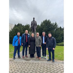Skupina účastníkov veľtrhu na spoločnej fotografii vonku