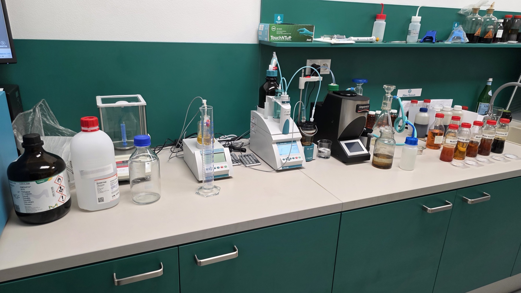 Laboratórne prístroje a vzorky olejov v tribodiagnostickom laboratóriu
